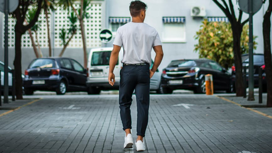 Hombre caminando en una calle