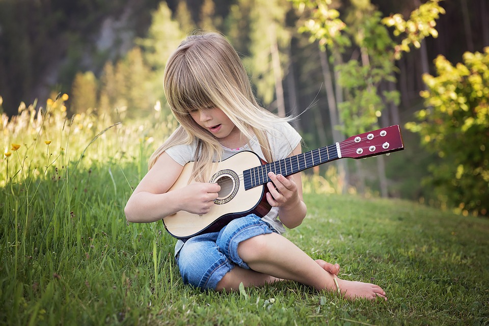 niña tocando guitarra