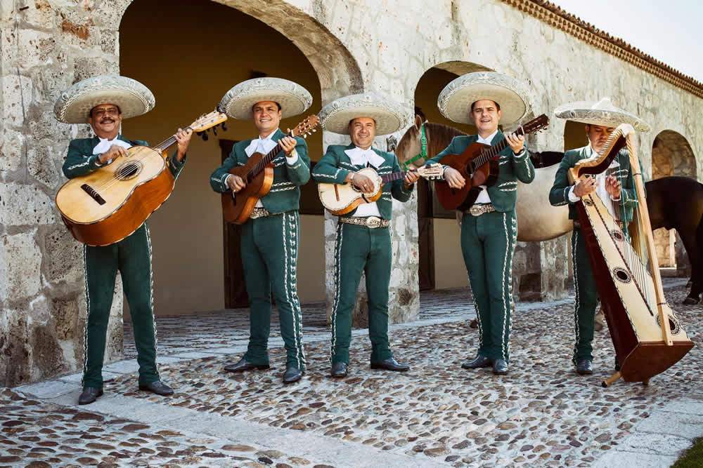 Música Tradicional Mexicana Entre Instrumentos De Cuerda Y De Viento